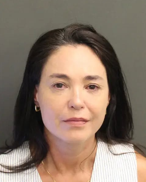 Brasileira é presa em Orlando acusada de adulterar evidência e usar selo veicular falsificado